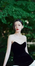 张天爱气质黑白配精致动人写真，上黑下白礼裙长裙林中美拍