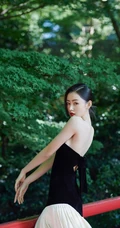 张天爱气质黑白配精致动人写真，上黑下白礼裙长裙林中美拍