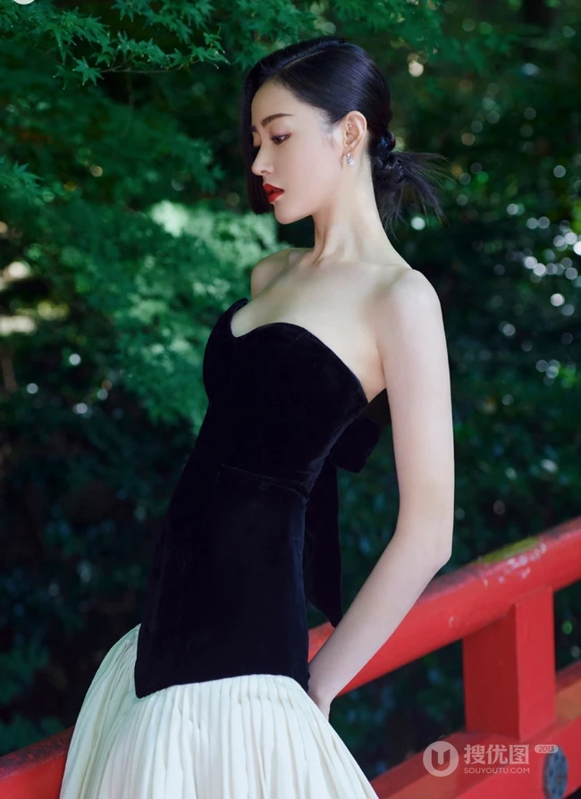 张天爱气质黑白配精致动人写真，上黑下白礼裙长裙林中美拍