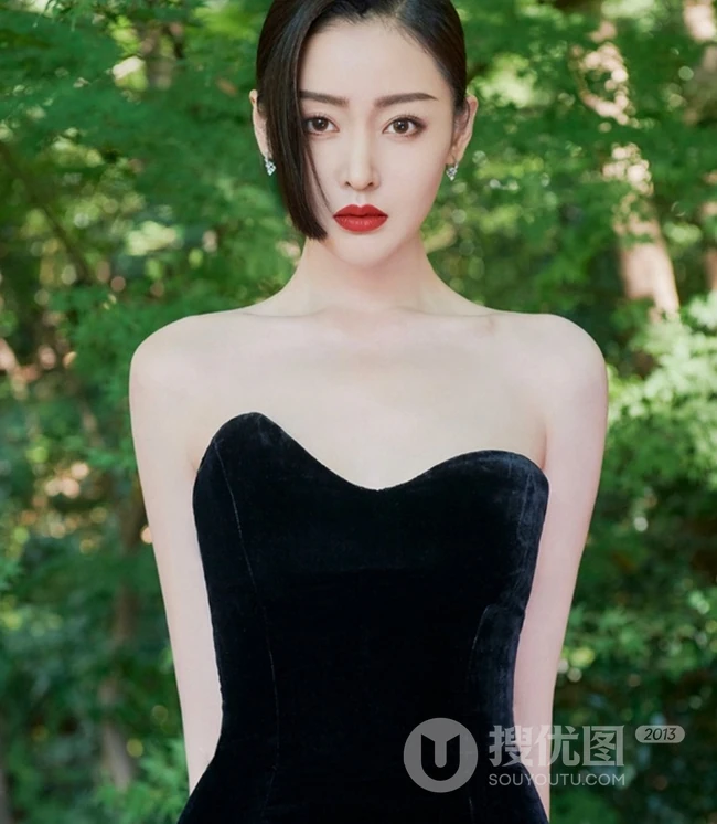 张天爱气质黑白配精致动人写真，上黑下白礼裙长裙林中美拍
