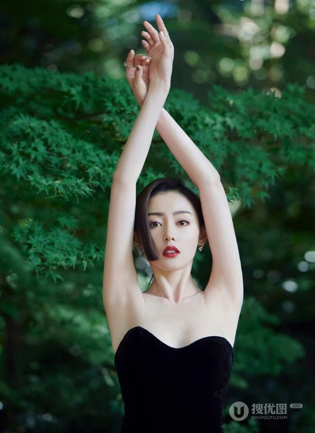 张天爱气质黑白配精致动人写真，上黑下白礼裙长裙林中美拍