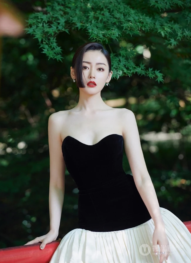 张天爱气质黑白配精致动人写真，上黑下白礼裙长裙林中美拍