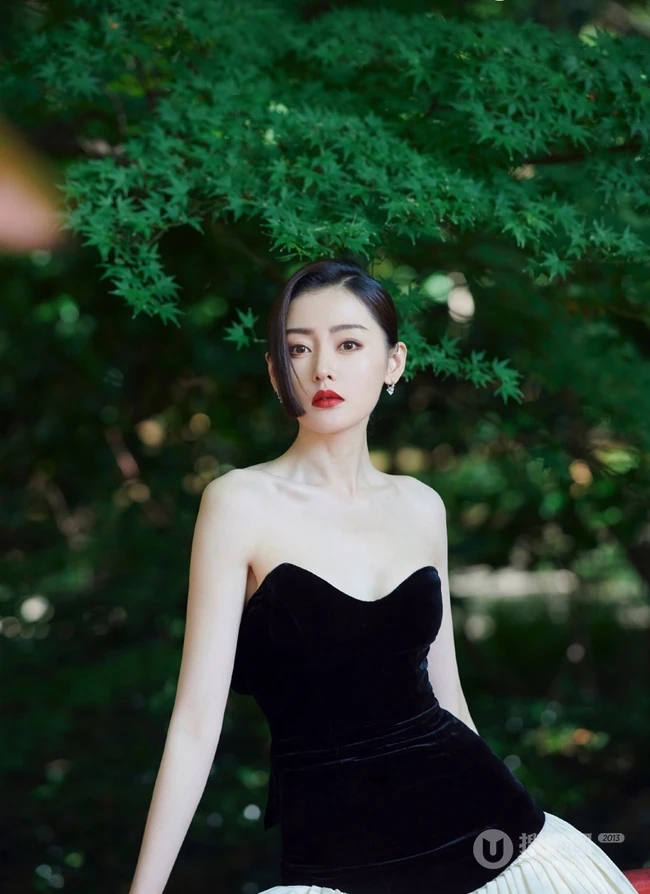 张天爱气质黑白配精致动人写真，上黑下白礼裙长裙林中美拍