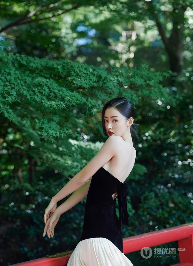 张天爱气质黑白配精致动人写真，上黑下白礼裙长裙林中美拍