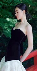 张天爱气质黑白配精致动人写真，上黑下白礼裙长裙林中美拍