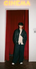 帅哥唐晓天和黑白电视，录像厅合影酷帅复古写真照片