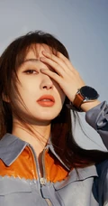 李菲儿白衫搭镂空长裤气质时尚丸子头写真大片