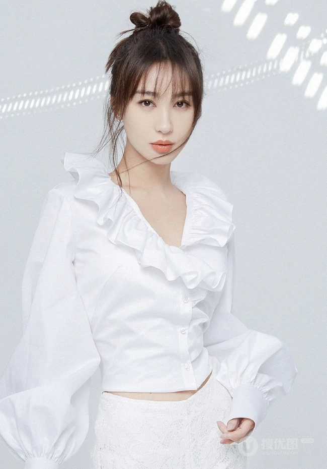 李菲儿白衫搭镂空长裤气质时尚丸子头写真大片