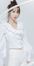 李菲儿白衫搭镂空长裤气质时尚丸子头写真大片