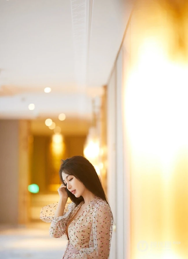 李菲儿超气质V领长裙礼服大秀完美匀称身材写真图片
