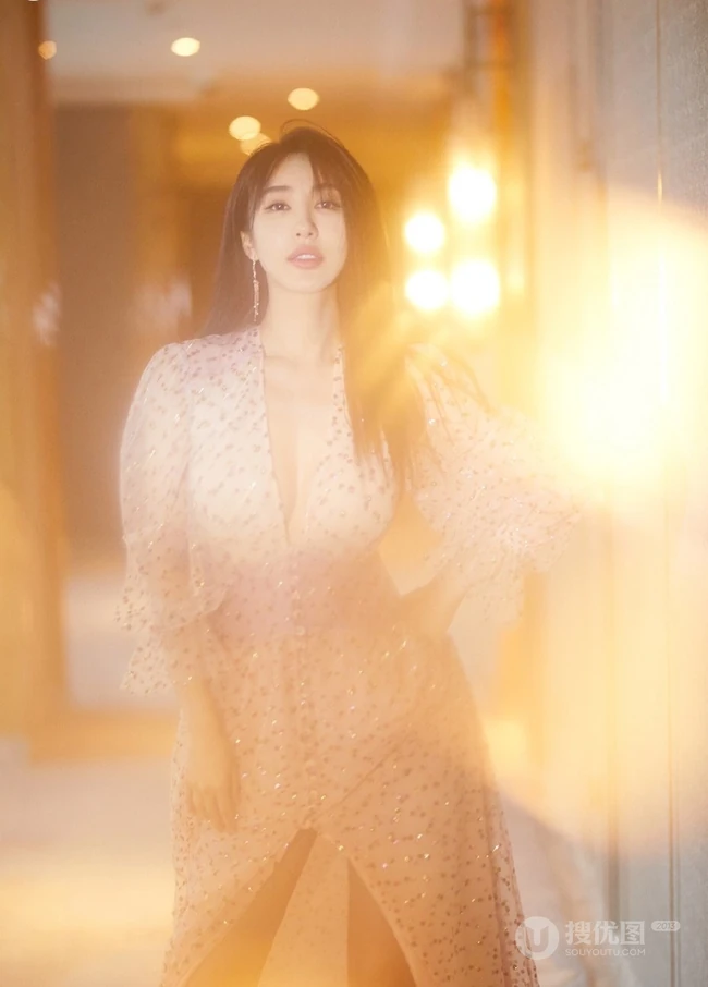 李菲儿超气质V领长裙礼服大秀完美匀称身材写真图片