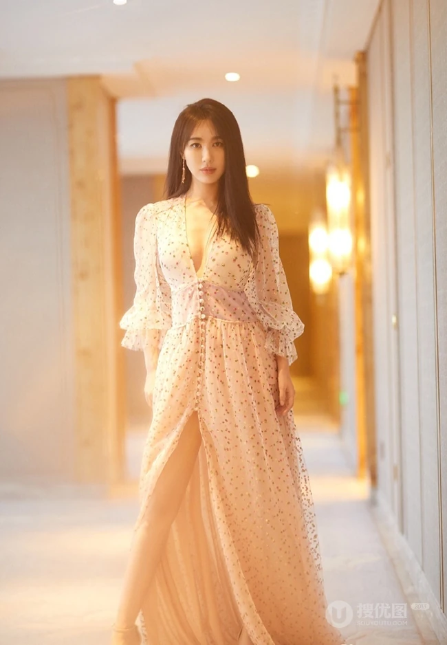 李菲儿超气质V领长裙礼服大秀完美匀称身材写真图片