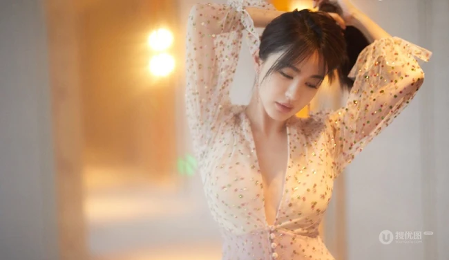 李菲儿超气质V领长裙礼服大秀完美匀称身材写真图片