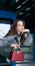 迪丽热巴卫衣搭紧身裤街拍写真，手拿lv包包前卫时尚