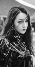 迪丽热巴亮闪黑色皮裙活力时尚高清街拍写真大图