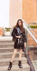 迪丽热巴亮闪黑色皮裙活力时尚高清街拍写真大图