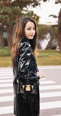 迪丽热巴亮闪黑色皮裙活力时尚高清街拍写真大图