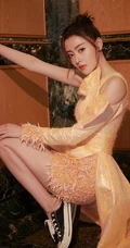 张天爱糖果色连衣裙显线条感气质写真，前短后长礼服设计感十足