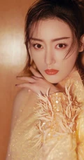 张天爱糖果色连衣裙显线条感气质写真，前短后长礼服设计感十足