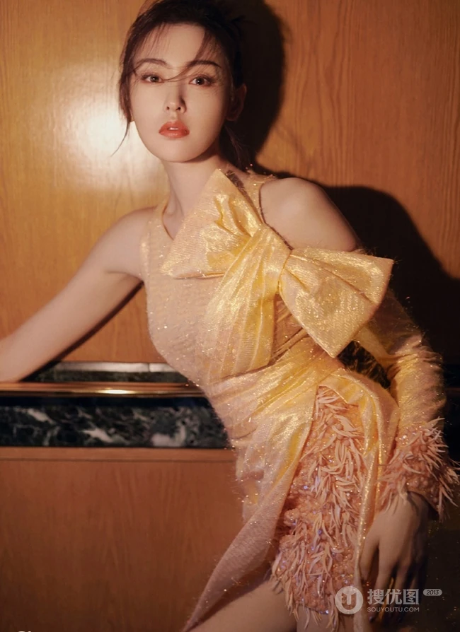 张天爱糖果色连衣裙显线条感气质写真，前短后长礼服设计感十足