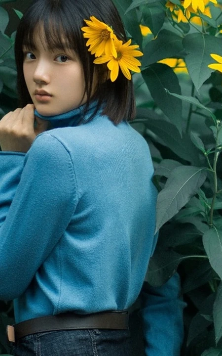 任敏短发造型拍摄唯美森系写真，徜徉菊芋间清新清新