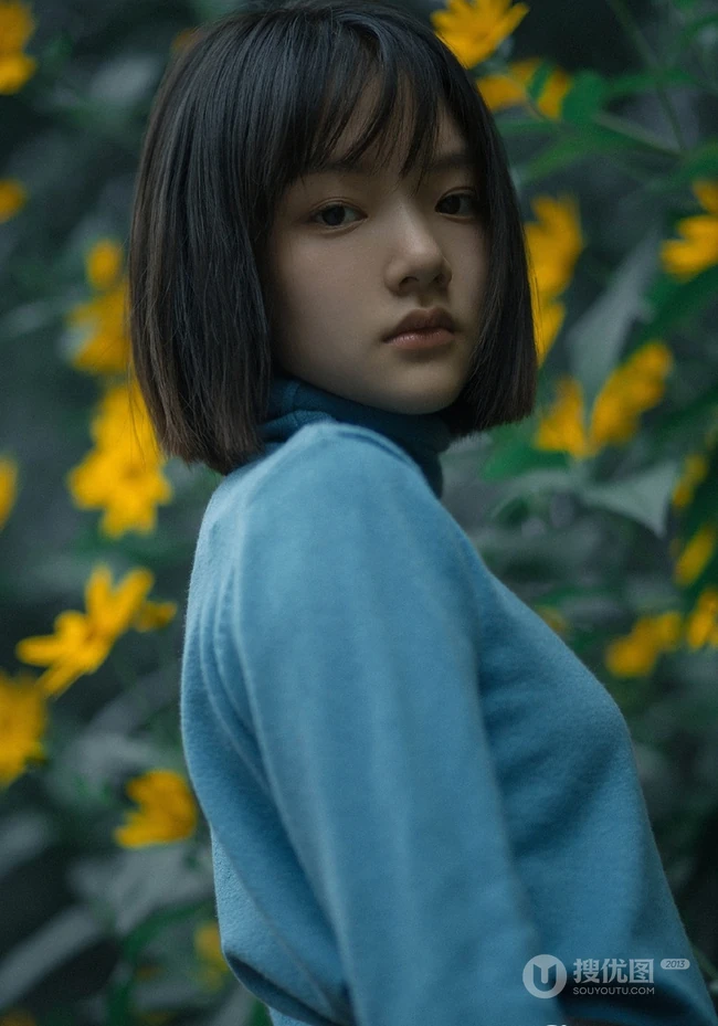 任敏短发造型拍摄唯美森系写真，徜徉菊芋间清新清新