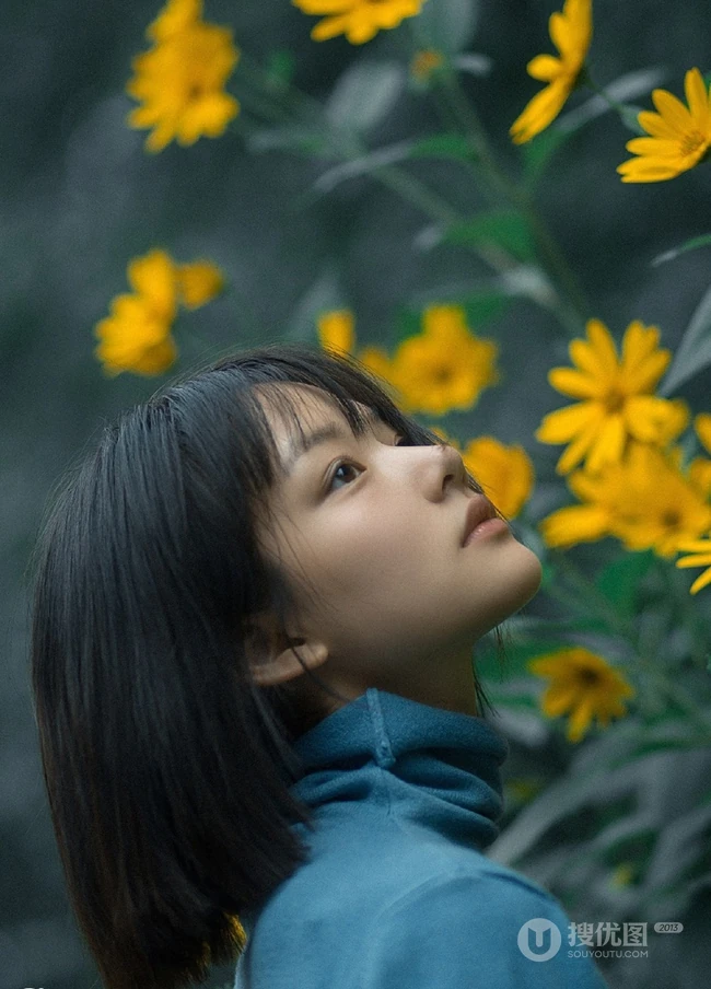 任敏短发造型拍摄唯美森系写真，徜徉菊芋间清新清新