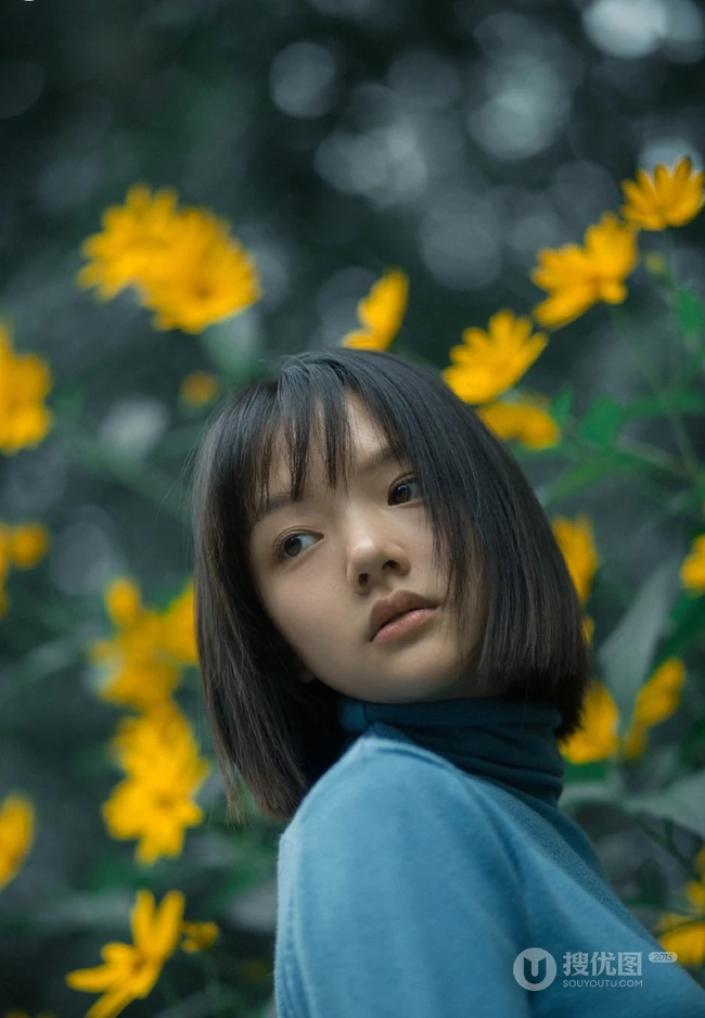 任敏短发造型拍摄唯美森系写真，徜徉菊芋间清新清新
