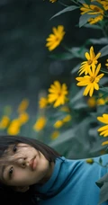 任敏短发造型拍摄唯美森系写真，徜徉菊芋间清新清新