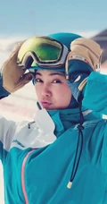 爱滑雪的明星赵文琪，雪场开心摆拍笑容灿烂