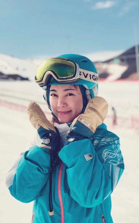 爱滑雪的明星赵文琪，雪场开心摆拍笑容灿烂