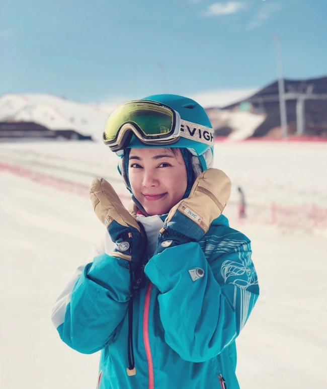 爱滑雪的明星赵文琪，雪场开心摆拍笑容灿烂