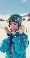 爱滑雪的明星赵文琪，雪场开心摆拍笑容灿烂