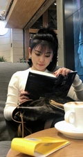 赵文琪休闲出行照片，咖啡厅悠闲看东野圭吾的巅峰之作《恶意》