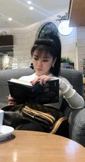 赵文琪休闲出行照片，咖啡厅悠闲看东野圭吾的巅峰之作《恶意》