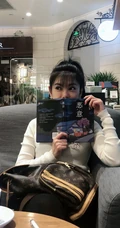 赵文琪休闲出行照片，咖啡厅悠闲看东野圭吾的巅峰之作《恶意》