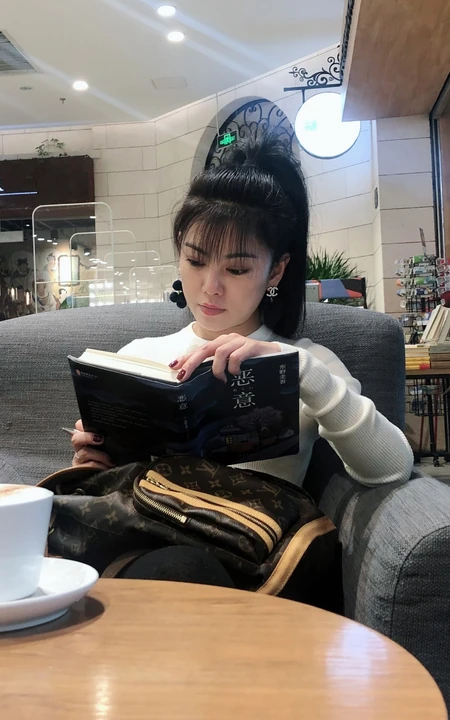 赵文琪休闲出行照片，咖啡厅悠闲看东野圭吾的巅峰之作《恶意》
