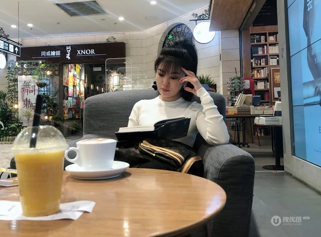赵文琪休闲出行照片，咖啡厅悠闲看东野圭吾的巅峰之作《恶意》