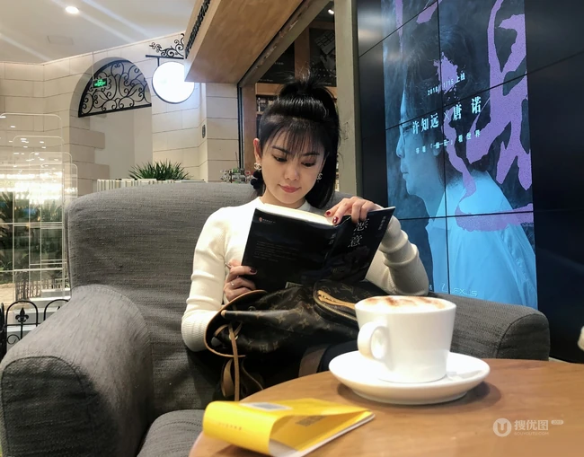 赵文琪休闲出行照片，咖啡厅悠闲看东野圭吾的巅峰之作《恶意》