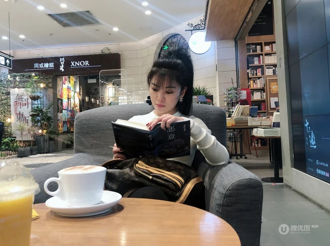 赵文琪休闲出行照片，咖啡厅悠闲看东野圭吾的巅峰之作《恶意》