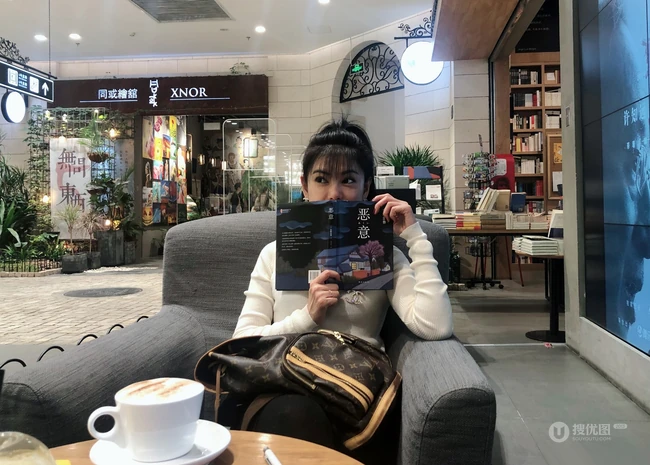 赵文琪休闲出行照片，咖啡厅悠闲看东野圭吾的巅峰之作《恶意》