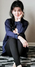女生赵文琪居家随拍，书不离身真是一个喜欢看小说爱文学的女生