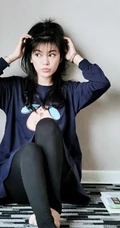 女生赵文琪居家随拍，书不离身真是一个喜欢看小说爱文学的女生