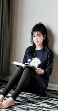 女生赵文琪居家随拍，书不离身真是一个喜欢看小说爱文学的女生