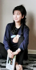 女生赵文琪居家随拍，书不离身真是一个喜欢看小说爱文学的女生