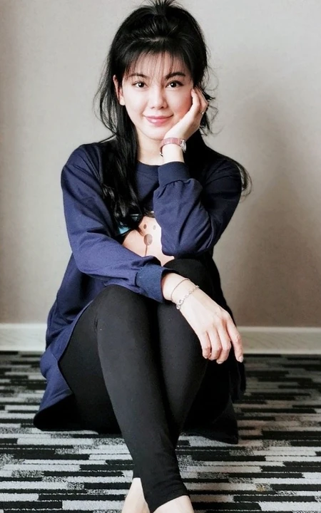 女生赵文琪居家随拍，书不离身真是一个喜欢看小说爱文学的女生