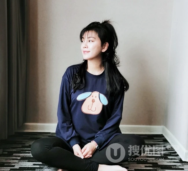 女生赵文琪居家随拍，书不离身真是一个喜欢看小说爱文学的女生