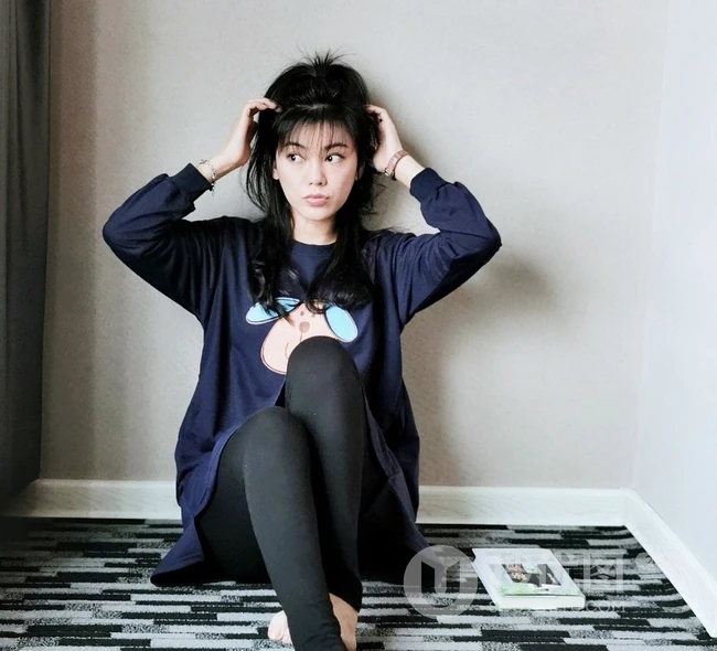 女生赵文琪居家随拍，书不离身真是一个喜欢看小说爱文学的女生