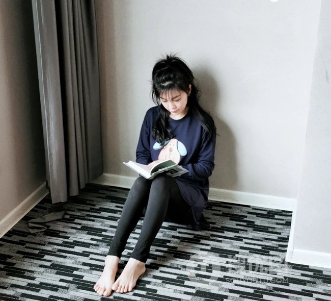 女生赵文琪居家随拍，书不离身真是一个喜欢看小说爱文学的女生