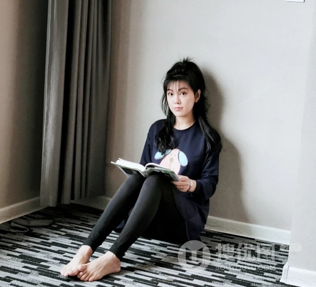 女生赵文琪居家随拍，书不离身真是一个喜欢看小说爱文学的女生